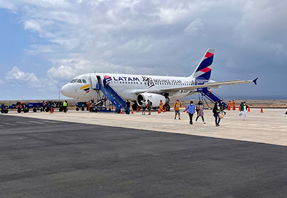 Avión en pista de aterrizaje islas Galápagos.