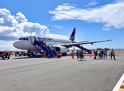 Avion comercial en la pista del aeropuerto Seymour en la isla Baltra.
