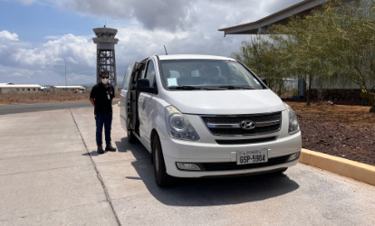 Transporte desde el aeropuerto Baltra a Puerto Ayora.